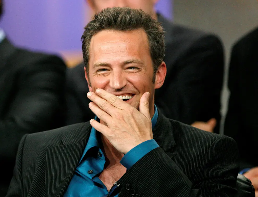 FILE PHOTO: Actor Matthew Perry (L) and studio executive Peter Roth attend Game One of the NBA Finals at Staples Center in Los Angeles, U.S. June 7, 2000. REUTERS/Sam Mircovich/File Photo PEOPLE-MATTHEW PERRY/