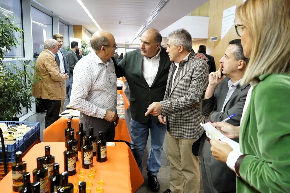 Más de un centenar de personas han asistido al primer encuentro de productores agroalimentarios, empresas transformadoras y sector hostelero en Huesca.