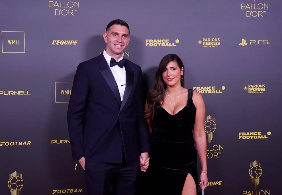 El jugador argentio Emiliano Martínez y su mujer Amanda, en la gala del Balón de Oro 2023 en el Teatro del Châtelet de París