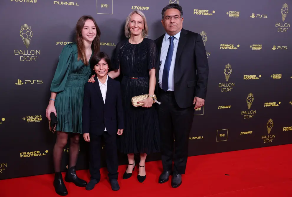 La presidenta de L'Equipe y Amaury Media, Aurore Amaury, con su familia, en la gala del Balón de Oro 2023 en el Teatro del Châtelet de París