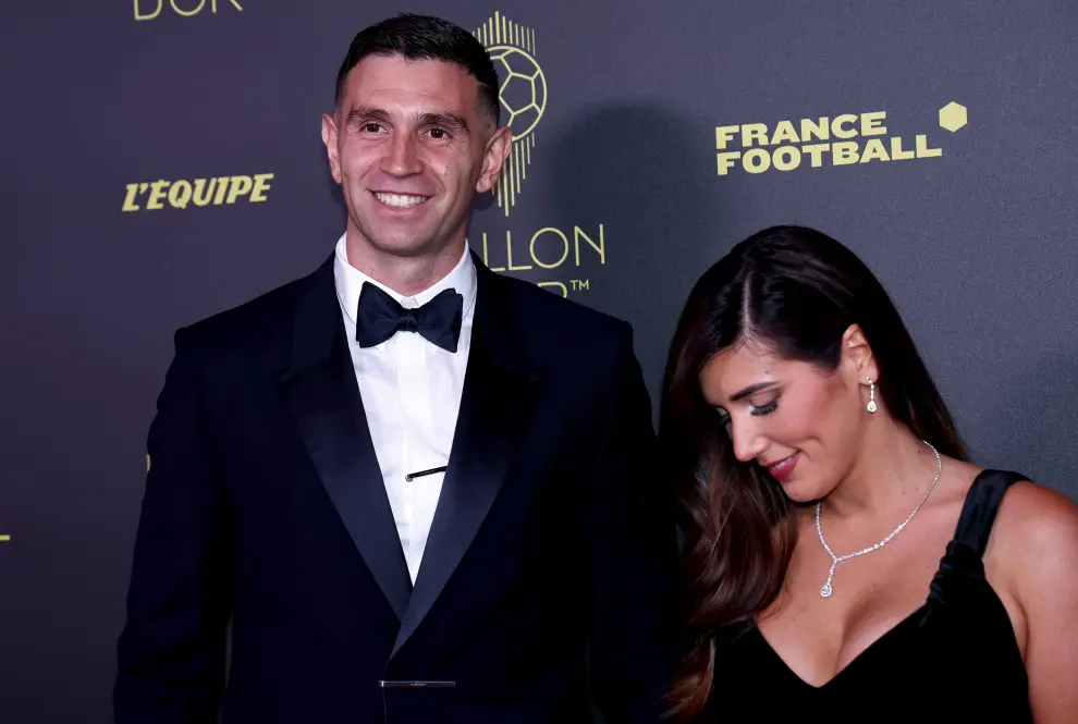 El jugador argentino Emiliano Martinez y su mujer Amanda Martinez, en la gala del Balón de Oro 2023 en el Teatro del Châtelet de París