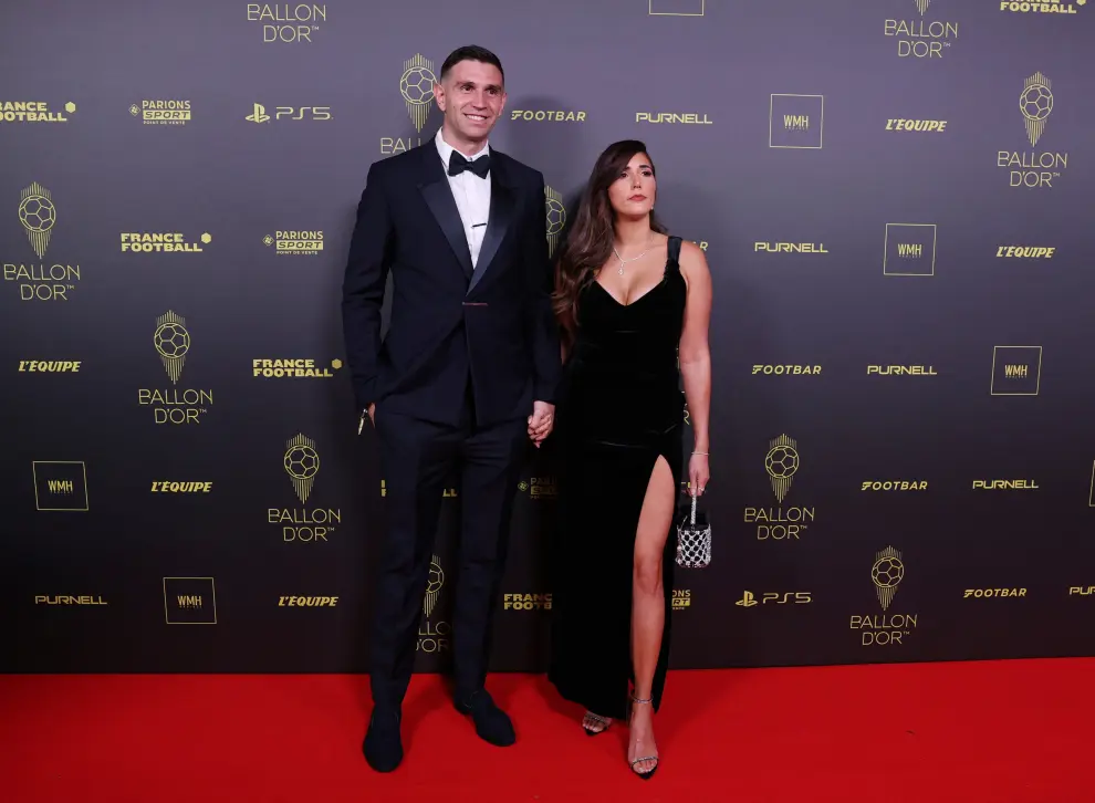 Emiliano Martinez posa con su mujer Mandinha, en la gala del Balón de Oro 2023 en el Teatro del Châtelet de París