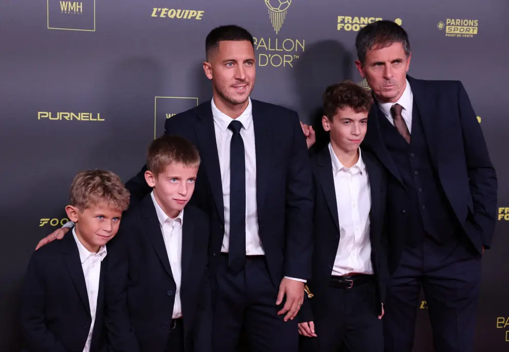 Eden Hazard posa con su familia, en la gala del Balón de Oro 2023 en el Teatro del Châtelet de París