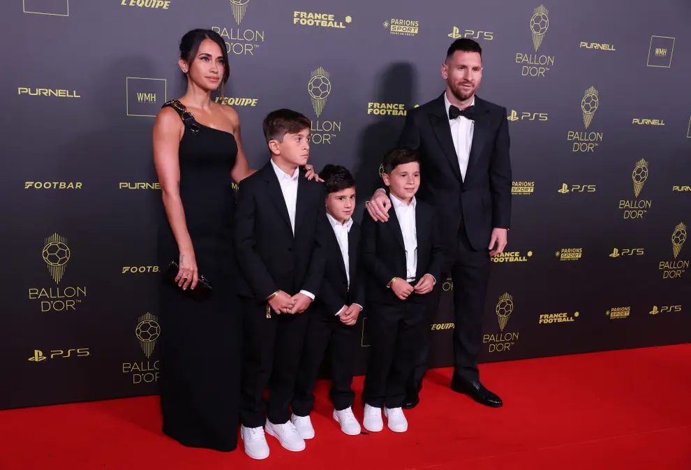 Lionel Messi, con Antonela Roccuzzo y sus hijos posas en la gala del Balón de Oro 2023 en el Teatro del Châtelet de París