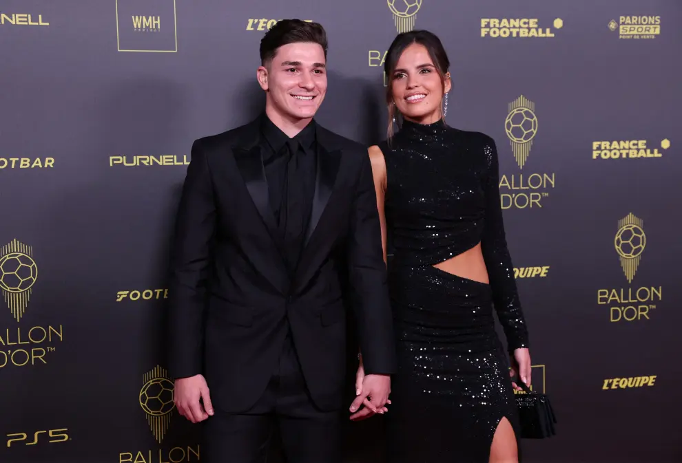El jugador del Manchester City's Julian Alvarez posa con su pareja Maria Emilia Ferrero en la gala del Balón de Oro 2023 en el Teatro del Châtelet de París