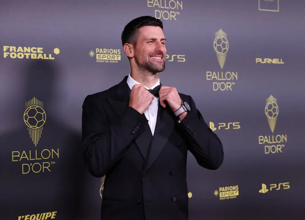 El tenista serbio Novak Djokovic posa en la gala del Balón de Oro 2023 en el Teatro del Châtelet de París