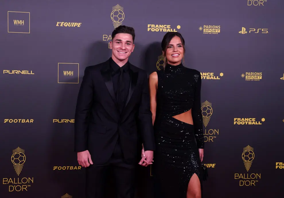 Julian Alvarez y Emilia Ferrero de Manchester City llegan a la alfombra roja para la ceremonia del Balón de Oro en el Teatro du Chatelet de París