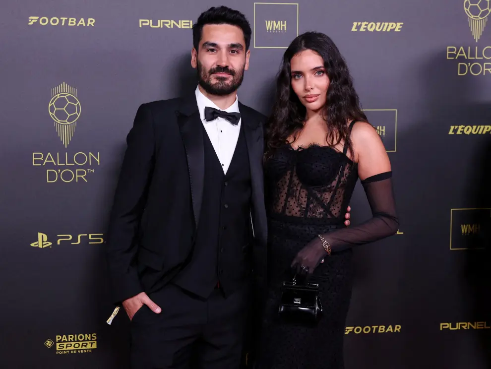 El jugador del FC Barcelona Gundogan y su mujer Sara Arfaoui posan en la gala del Balón de Oro 2023 en el Teatro del Châtelet de París