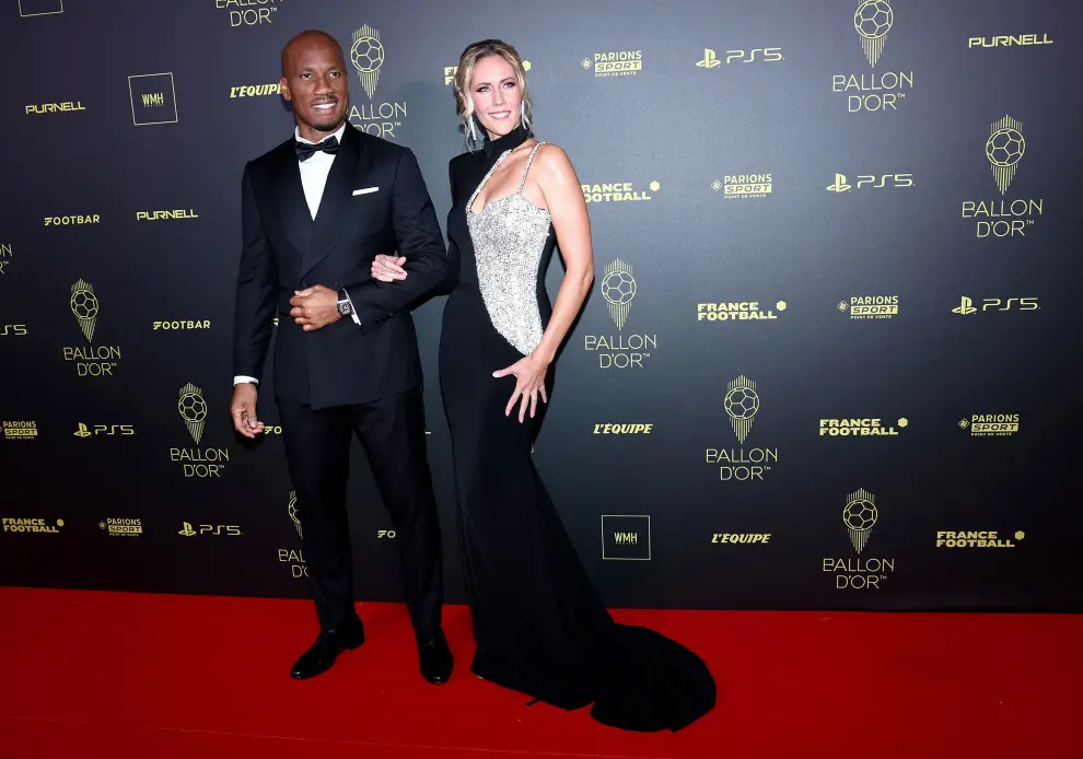 El ex futbolista marfileño Didier Drogba y la periodista francesa Sandy Heribert posan en la gala del Balón de Oro 2023 en el Teatro del Châtelet de París
