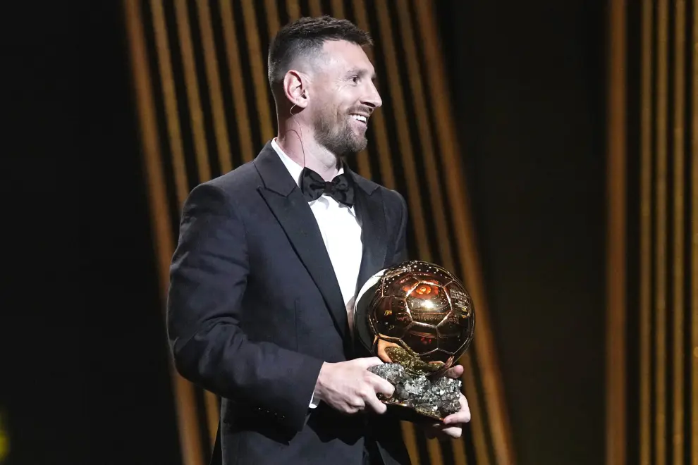Messi recibe el trofeo del Balón de Oro 2023 durante la ceremonia de entrega número 67 del Balón de Oro en el Teatro du Chatelet en París