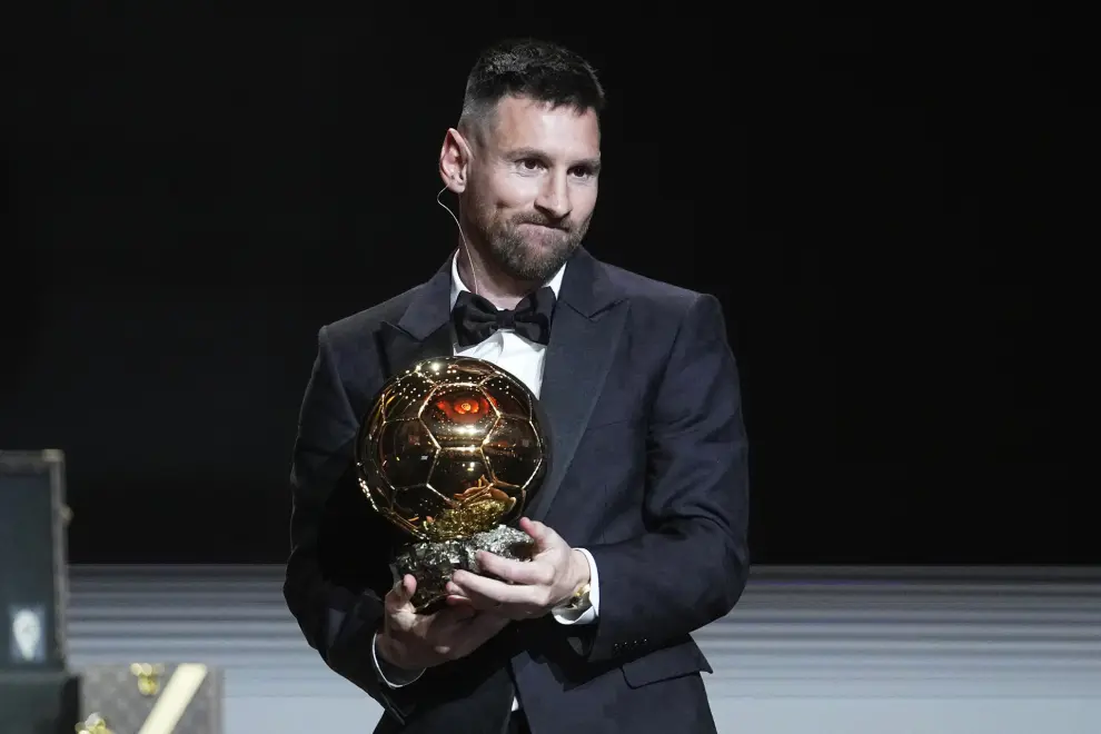 Lionel Messi, jugador del Inter Miami y de la selección nacional de Argentina, recibe el trofeo del Balón de Oro 2023 durante la ceremonia de entrega número 67 del Balón de Oro en el Teatro du Chatelet en París