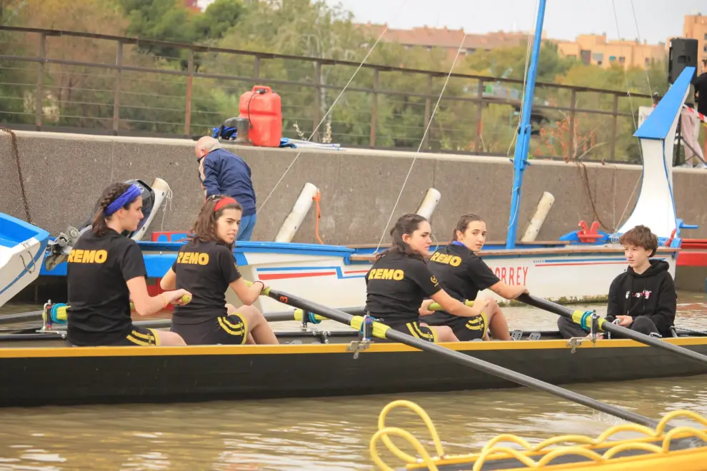 Tripulaciones femeninas en el XXXVII Trofeo Ibercaja-Ciudad de Zaragoza 2023 de yolas en el río Ebro