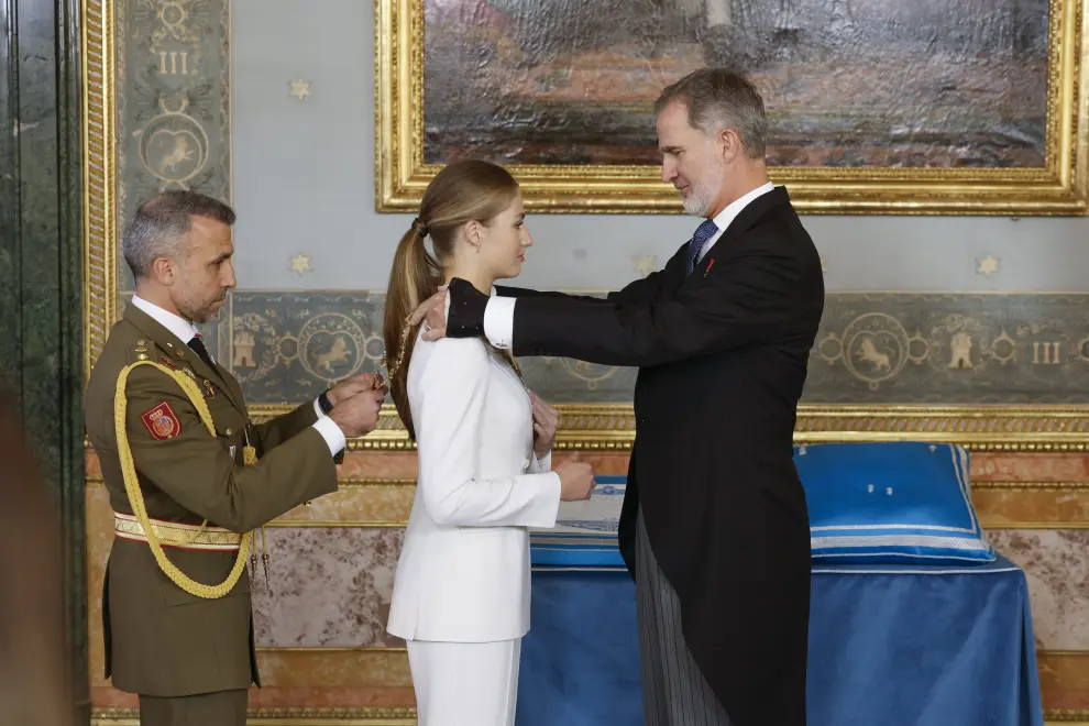 El Rey impone el collar de Carlos III a la prinsesa Leonor