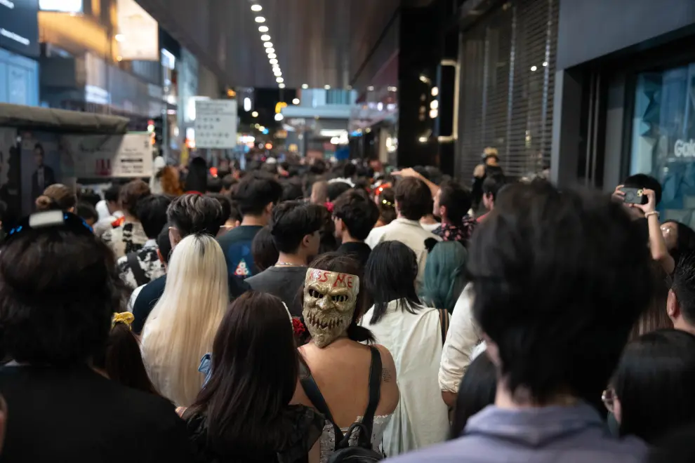 Hong Kong (China), 31/10/2023.- Revelers attend Halloween celebrations in Lan Kwai Fong, Hong Kong, China, 31 October 2023. This is the first Halloween since the coronavirus disease (COVID-19) pandemic in which people are not required to wear a face mask. EFE/EPA/BERTHA WANG
 CHINA HONG KONG HALLOWEEN