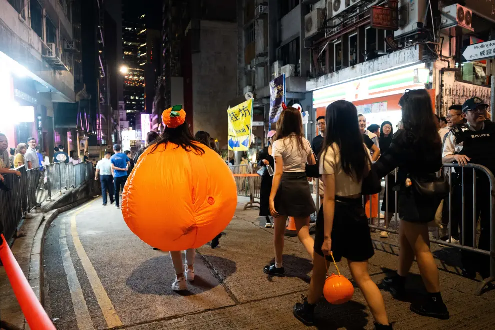 Hong Kong (China), 31/10/2023.- Hong Kong Police Commissioner Raymond Siu (C) speaks with police officers during Halloween celebrations in Lan Kwai Fong in Hong Kong, China, 31 October 2023. This is the first Halloween since the coronavirus disease (COVID-19) pandemic in which people are not required to wear a face mask. EFE/EPA/BERTHA WANG
 CHINA HONG KONG HALLOWEEN