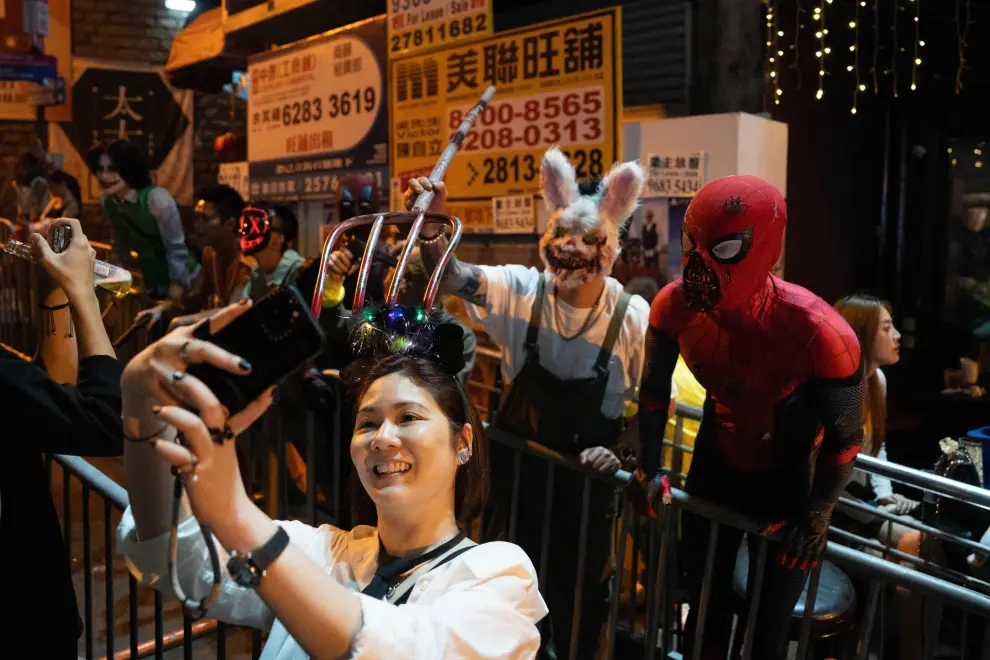 Hong Kong (China), 31/10/2023.- Revelers sit at a bar during Halloween celebrations in Hong Kong, China, 31 October 2023. This is the first Halloween since the coronavirus disease (COVID-19) pandemic in which people are not required to wear a face mask. EFE/EPA/BERTHA WANG
 CHINA HONG KONG HALLOWEEN