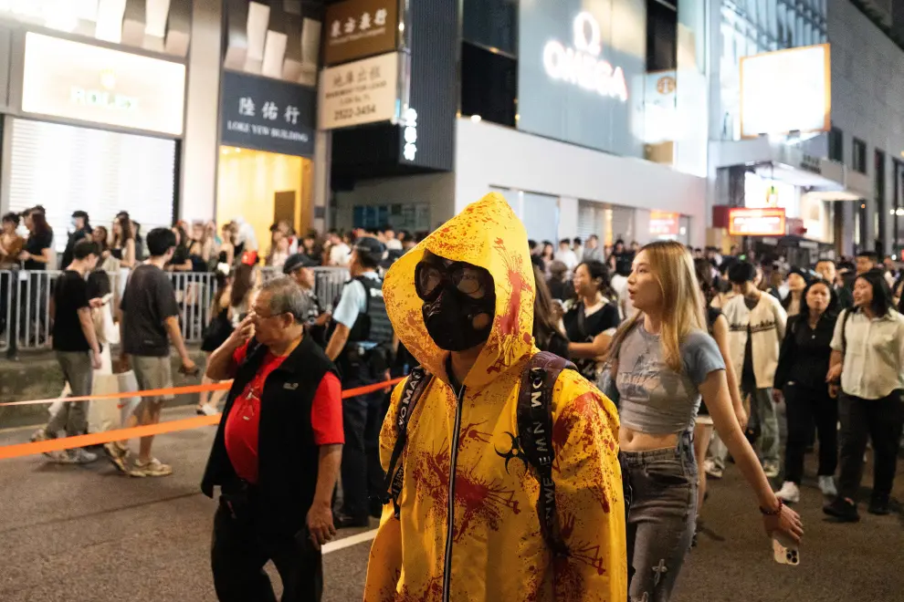 Hong Kong (China), 31/10/2023.- Revelers pose for a photograph during Halloween celebrations in Lan Kwai Fong, Hong Kong, China, 31 October 2023. This is the first Halloween since the coronavirus disease (COVID-19) pandemic in which people are not required to wear a face mask. EFE/EPA/BERTHA WANG
 CHINA HONG KONG HALLOWEEN
