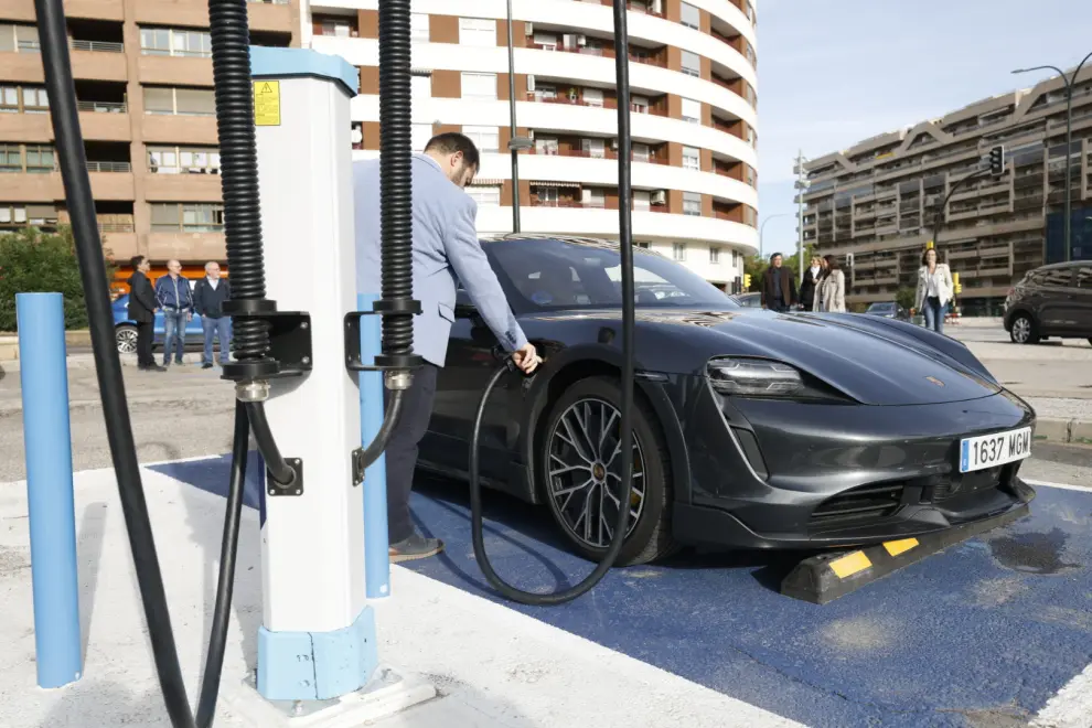 Puesta en servicio de los primeros cargadores de la red pública para coches eléctricos, en el aparcamiento de Camino de las Torres de Zaragoza