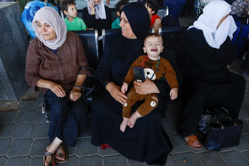 Palestinos y ambulancias han cruzado el paso de Rafah desde Gaza en dirección a Egipto