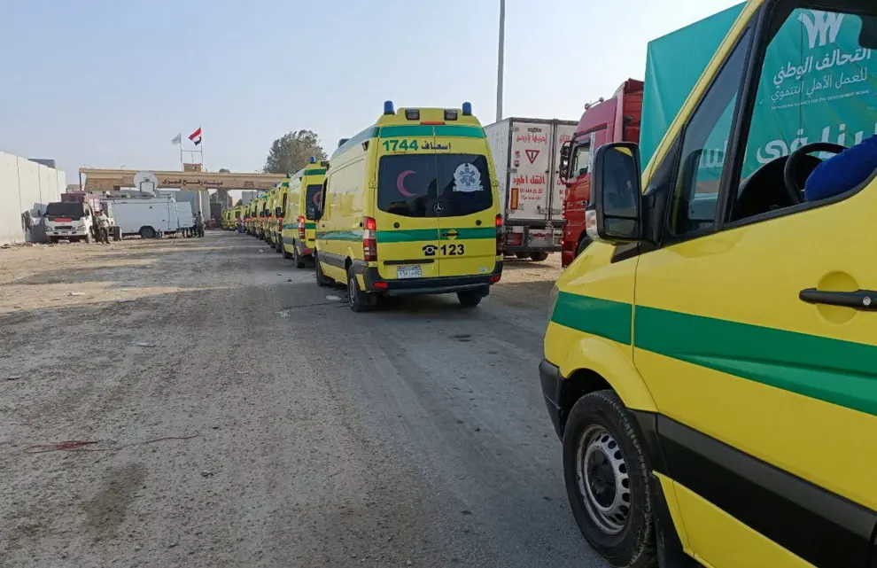 Palestinos y ambulancias han cruzado el paso de Rafah desde Gaza en dirección a Egipto