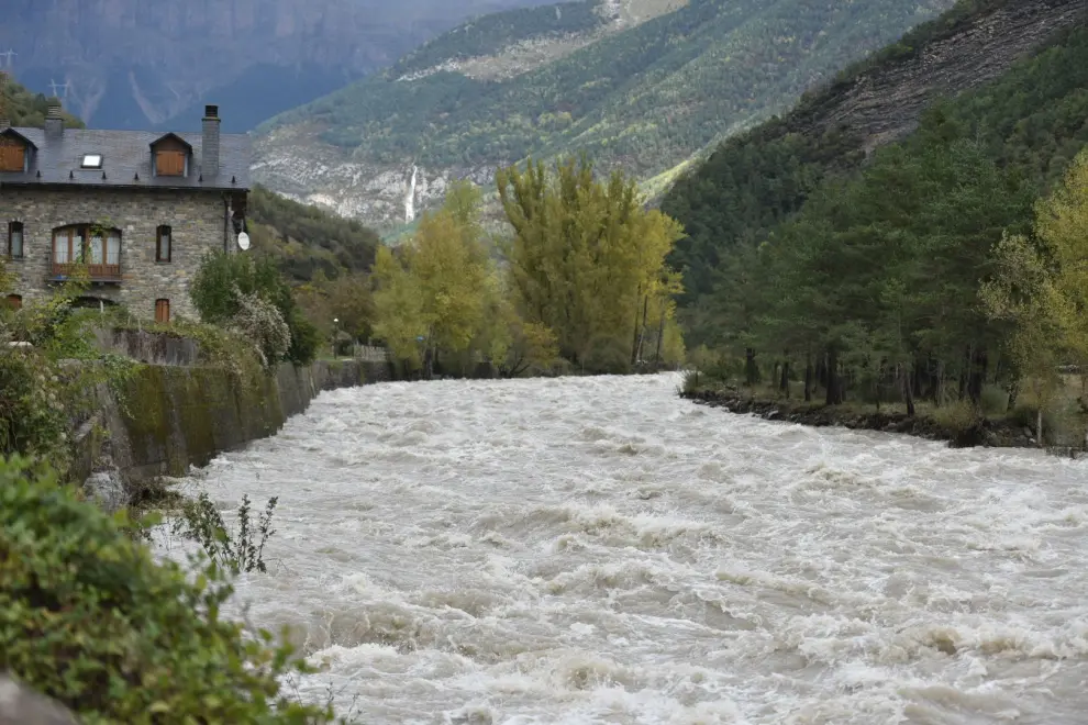 Imágenes de la crecida del río Ara en Broto, donde se ha cortado el acceso a la cascada de Sorrosal.
