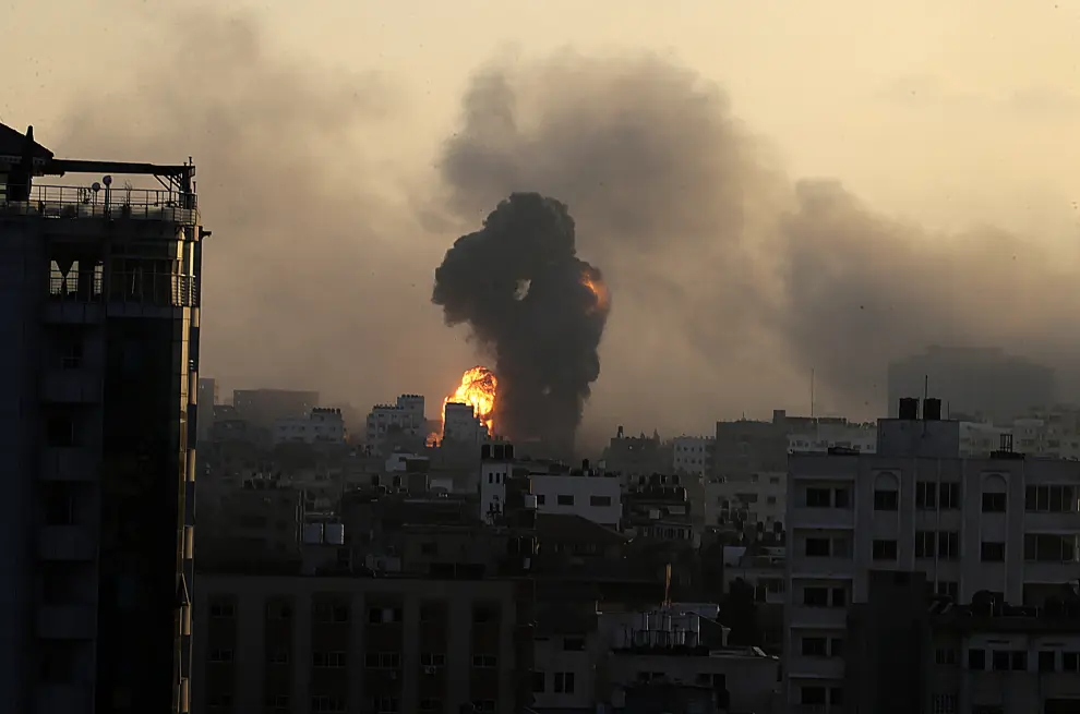 El humo se eleva sobre la ciudad tras el ataque de con misiles del ejército israelí