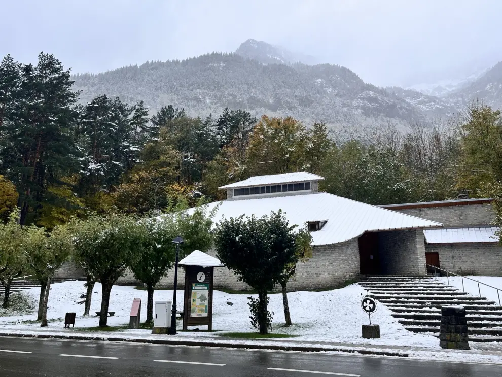 La borrasca Ciarán se despide dejando hasta 15 cm de nieve en el Pirineo aragonés. En imagen, Canfranc.