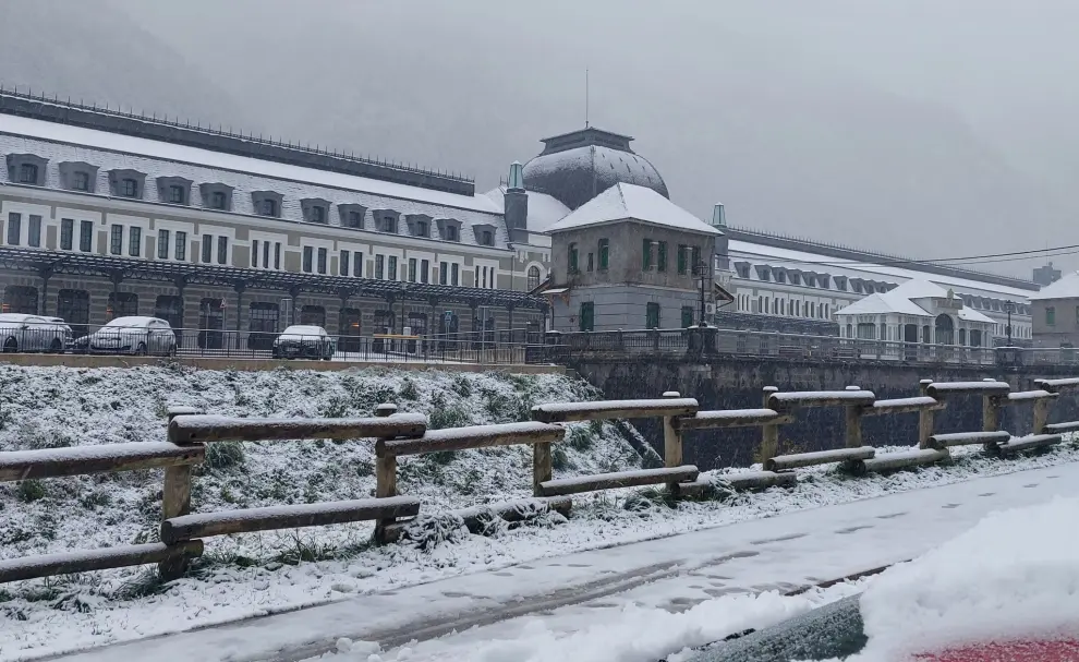 La borrasca Ciarán se despide dejando hasta 15 cm de nieve en el Pirineo aragonés. En imagen, la estación de Canfranc.