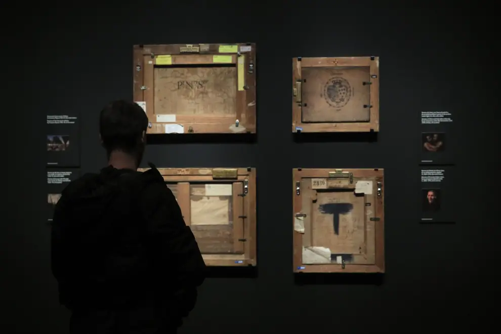 Un visitiante observa algunas de las obras expuestas, por delante y por detrás, en la nueva exposición del Museo del Prado, 'Reversos'