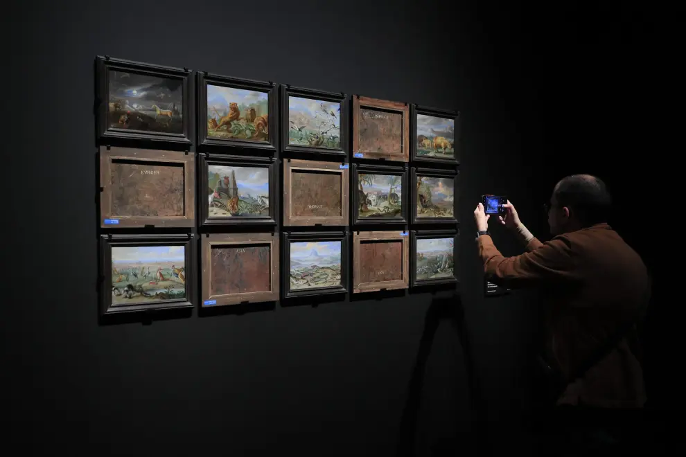 Un hombre fotografía algunas de las obras expuestas, por delante y por detrás, en la nueva exposición del Museo del Prado, 'Reversos'