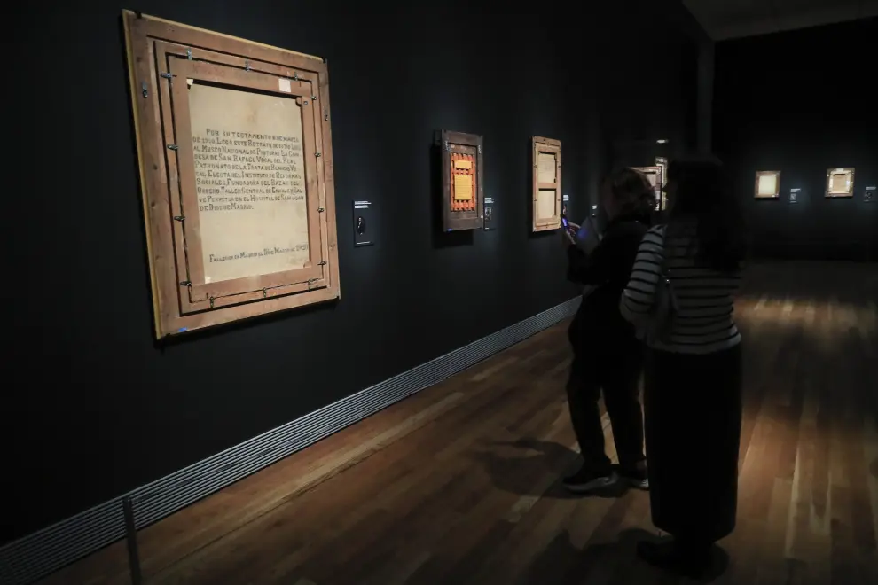 Unas mujeres observan algunas de las obras expuestas, por delante y por detrás, en la nueva exposición del Museo del Prado, 'Reversos'