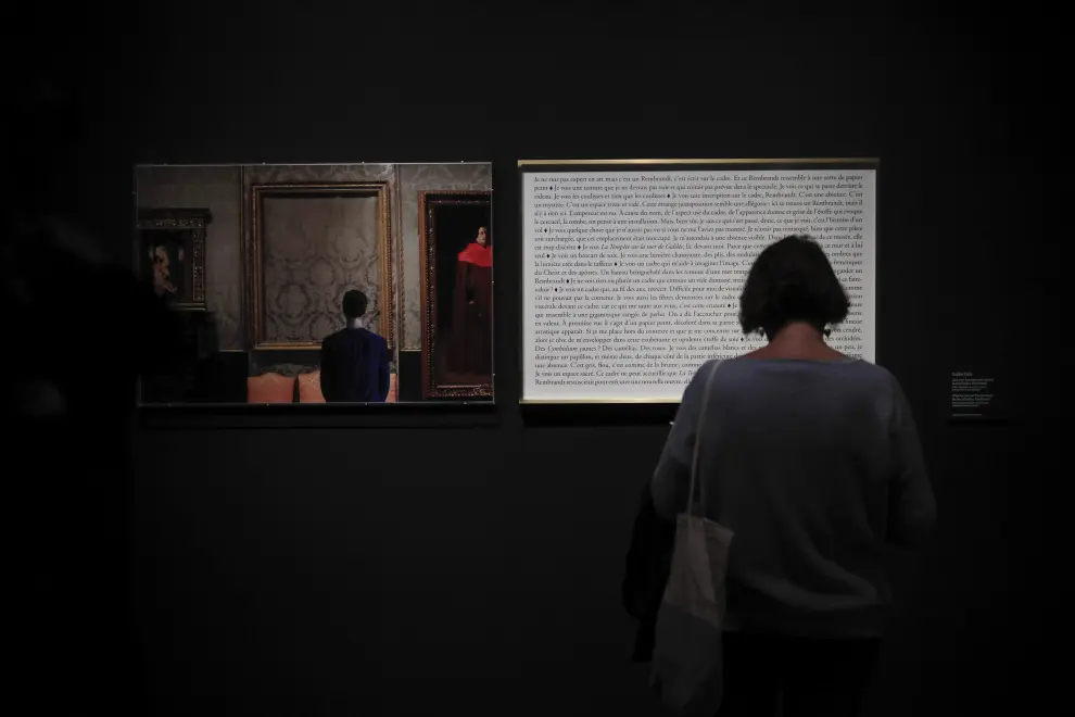 Una mujer observa una de las obras expuestas, por delante y por detrás, en la nueva exposición del Museo del Prado, 'Reversos'
