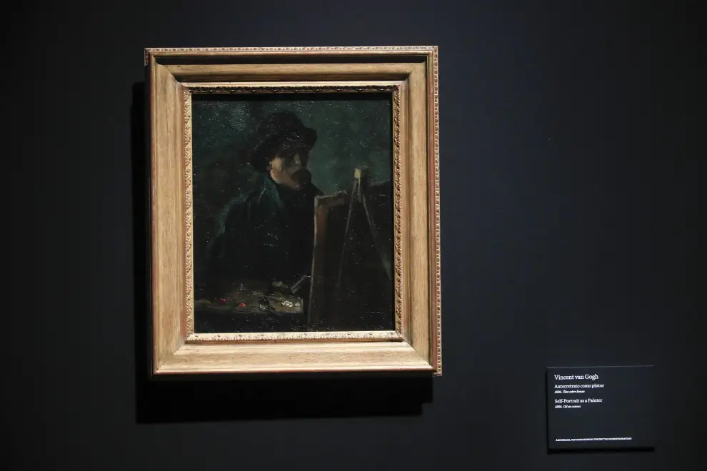 Vista de la obra 'Autorretrato como pintor' (1886) de Vincent Van Gogh, exhibida en la nueva exposición del Museo del Prado 'Reversos'
