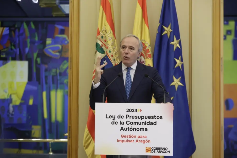 El presidente, Jorge Azcón, en la presentación del proyecto de ley de presupuestos de Aragón de 2024 junto a su gabinete
