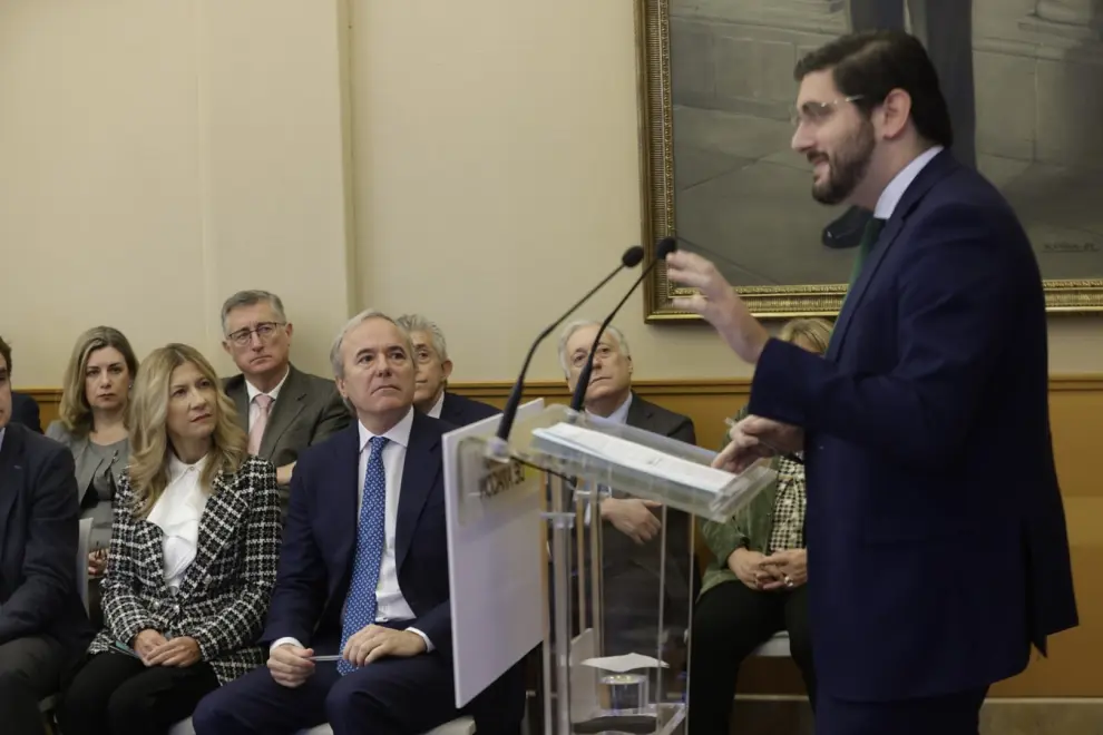 El presidente, Jorge Azcón, en la presentación del proyecto de ley de presupuestos de Aragón de 2024 junto a su gabinete