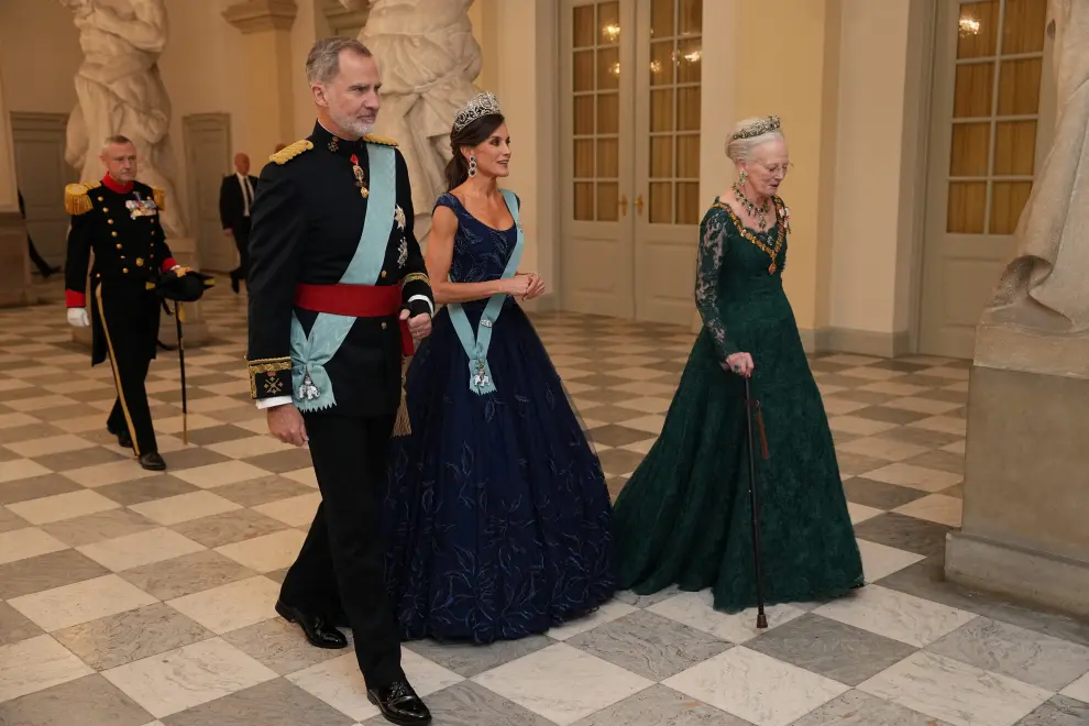 From left, Denmarks Crown Princess Mary, Spains King Felipe, Denmarks Queen Margrethe, Spains Queen Letizia and Denmarks Crown Prince Frederik. State Banquet at Christiansborg Castle in Copenhagen, Monday, Nov. 2023. The Spanish royal couple is on a three-day state visit to Denmark. (Mads Claus Rasmussen/Ritzau Scanpix via AP)[[[AP/LAPRESSE]]]