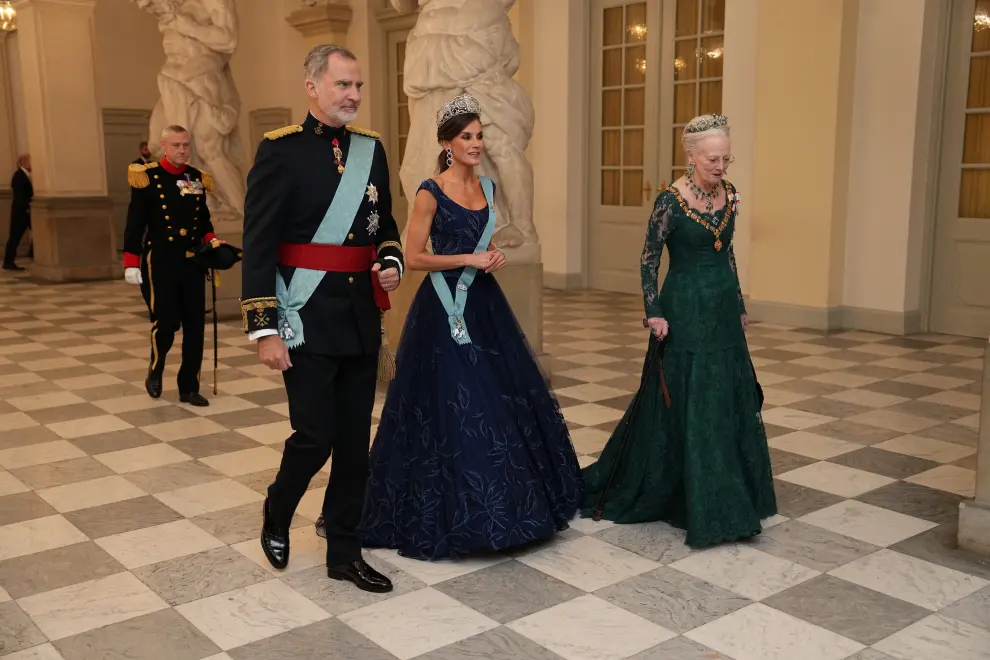 From third left, Denmarks Crown Princess Mary, Spains King Felipe, Denmarks Queen Margrethe, Spains Queen Letizia and Denmarks Crown Prince Frederik. State Banquet at Christiansborg Castle in Copenhagen, Monday, Nov. 2023. The Spanish royal couple is on a three-day state visit to Denmark. (Mads Claus Rasmussen/Ritzau Scanpix via AP)[[[AP/LAPRESSE]]]