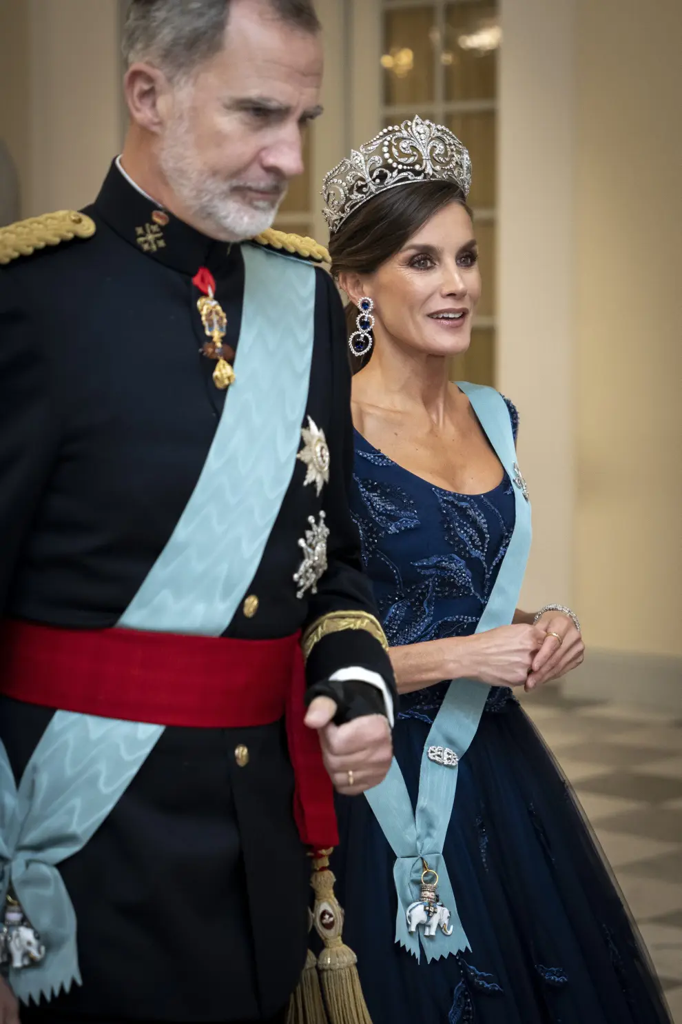 Front from left, King Felipe of Spain, Spains Queen Letizia and Denmarks Queen Margrethe, arrive for a State Banquet at Christiansborg Castle in Copenhagen, Denmark, Monday, Nov. 6, 2023. The Spanish royal couple is on a three-day state visit to Denmark. (Mads Claus Rasmussen/Ritzau Scanpix via AP)[[[AP/LAPRESSE]]]