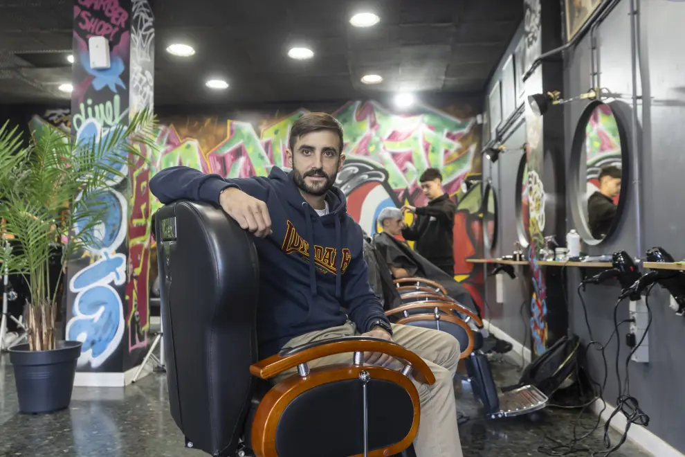 Jorge Villarroya en la escuela de barbería.