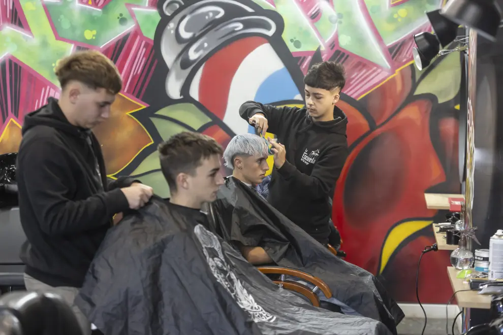 Los alumnos practican en la academia de barbería.