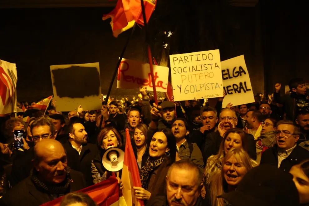 Protesta contra la amnistía en la sede del PSOE en Zaragoza
