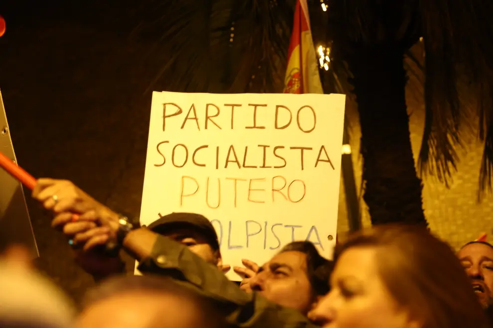 Protesta contra la amnistía en la sede del PSOE en Zaragoza
