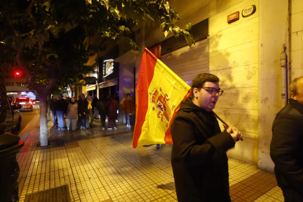 Imágenes de una nueva concentración ante la sede del PSOE en Zaragoza