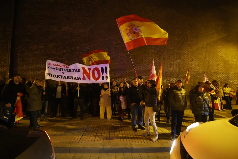 Imágenes de una nueva concentración ante la sede del PSOE en Zaragoza