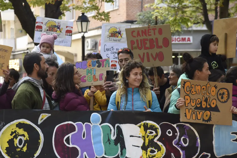 Los vecinos de Caneto se han manifestado en Huesca para reclamar que la escuela se mantenga abierta.