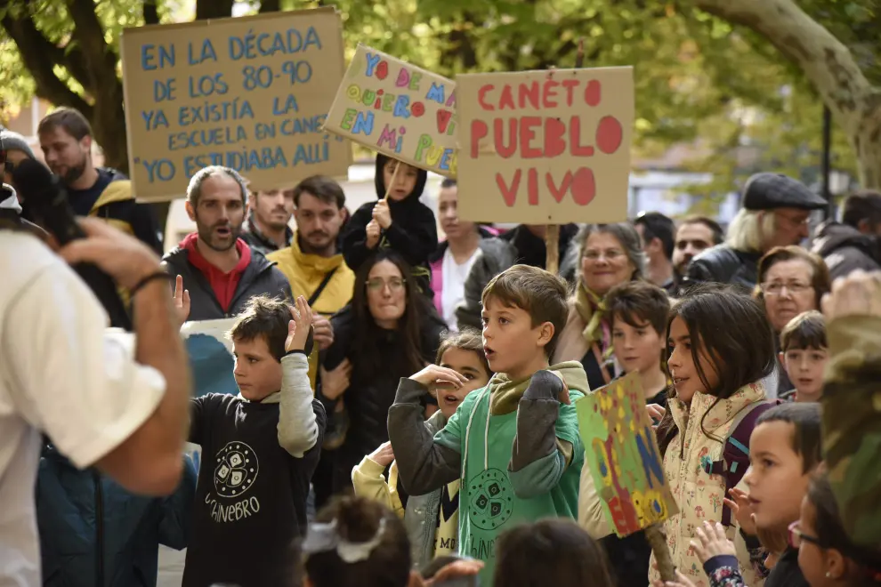 Los vecinos de Caneto se han manifestado en Huesca para reclamar que la escuela se mantenga abierta.