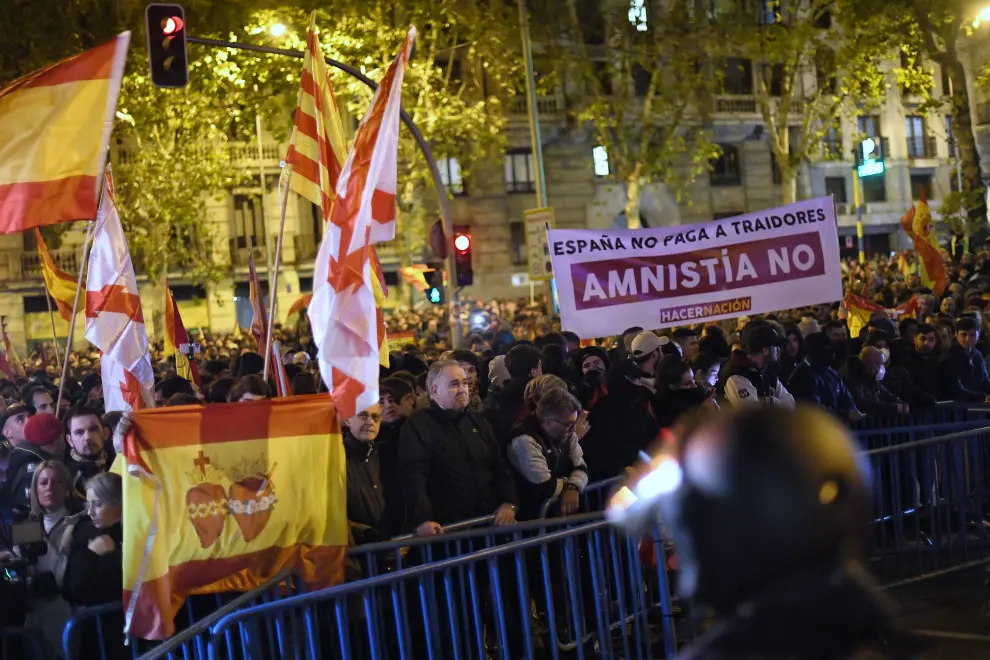 Spanish riot police officers stand guard during a protest near Spain's Socialists Party (PSOE) headquarters, following acting Prime Minister Pedro Sanchez's negotiations for granting an amnesty to people involved with Catalonia's failed 2017 independence bid, in Madrid, Spain, November 7, 2023. REUTERS/Susana Vera SPAIN-POLITICS/PROTESTS