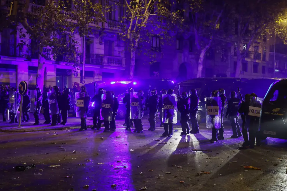 Tensión en Madrid entre policías y manifestantes tras una nueva protesta contra la ley de amnistía