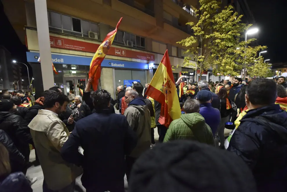 Concentración ante la sede del PSOE en Huesca.