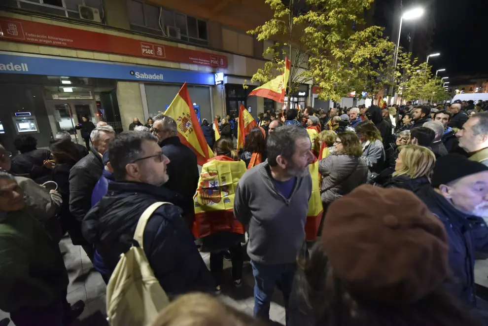 Concentración ante la sede del PSOE en Huesca.